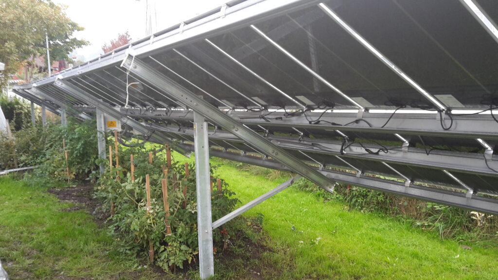 Ejemplo de agrovoltaica: instalación de paneles solares sobre cultivos