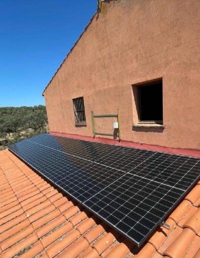 Instalación aislada de paneles solares en una vivienda de Cáceres