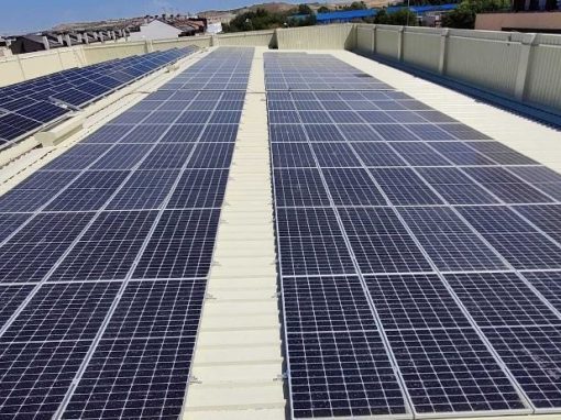 Instalación de paneles solares para autoconsumo en una industria de Madrid