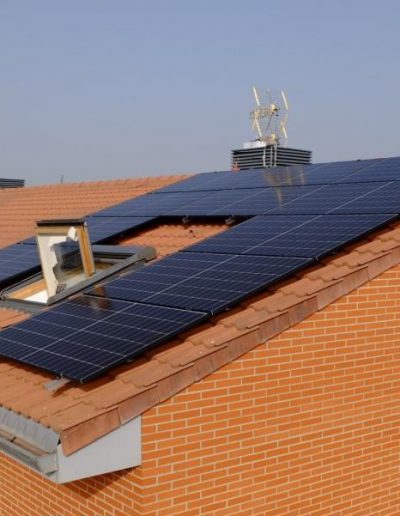 Instalación de paneles solares para autoconsumo en una vivienda de Paracuellos de Jarama, Madrid