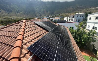 Instalación de placas solares en una casa de Tenerife