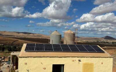 Instalación de paneles solares en una vivienda de Las Palmas