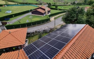 Instalación de placas solares en una vivienda de Asturias