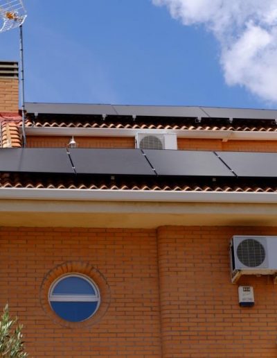 Instalación de placas solares en una vivienda de Paracuellos de Jarama