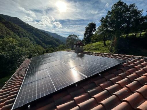 Perspectiva de la instalación de autoconsumo fotovoltaico en una casa de La Reondina, Asturias