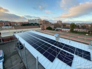 Vista aerea de la instalación de paneles solares en el IES Isaac Peral de Torrejón de Ardoz