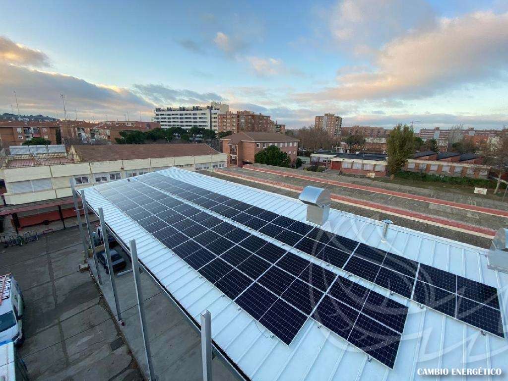Vista aerea de la instalación de paneles solares en el IES Isaac Peral de Torrejón de Ardoz