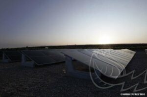 Atardecer en una instalación de placas solares para autoconsumo