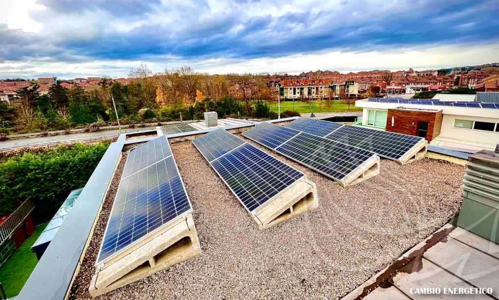 Estructura de paneles solares con soportes de hormigón lastrado