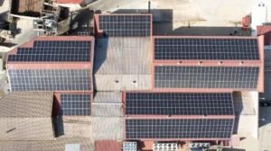 Detalle aéreo de instalación de autoconsumo industrial en Andalucía