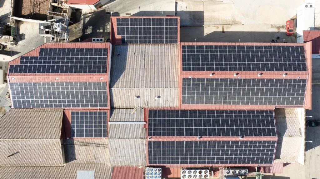 Detalle aéreo de instalación de autoconsumo industrial en Andalucía