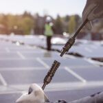 Detalle de conexión de paneles solares con conectores MC4 Staübli
