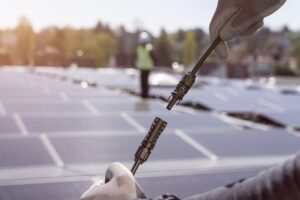 Detalle de conexión de paneles solares con conectores MC4 Staübli