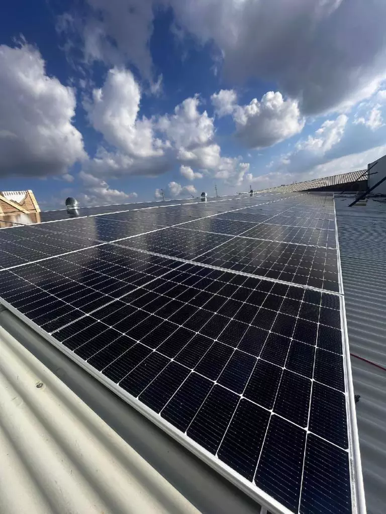 Detalle de la instalación de paneles solares en una empresa de telecomunicaciones de Mérida