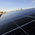 Detalle de paneles solares para autoconsumo en una empresa