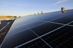 Detalle de paneles solares para autoconsumo en una empresa