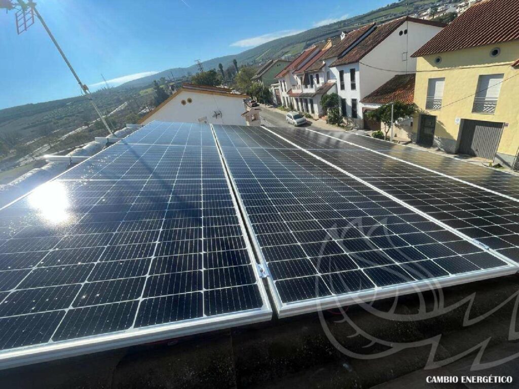 Detalle de la instalación de paneles solares y baterías para autoconsumo en una casa de Lucena, Córdoba