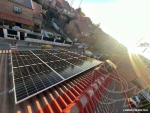Detalle de la instalación de placas solares para autoconsumo en una vivienda