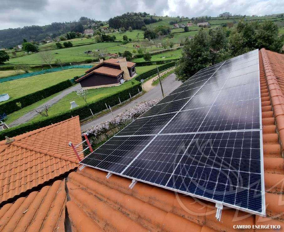 Detalle de la instalación de placas solares en una vivienda de Asturias