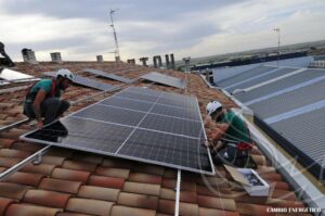 Fijación de paneles solares de la instalación de autoconsumo en un hotel de Toledo