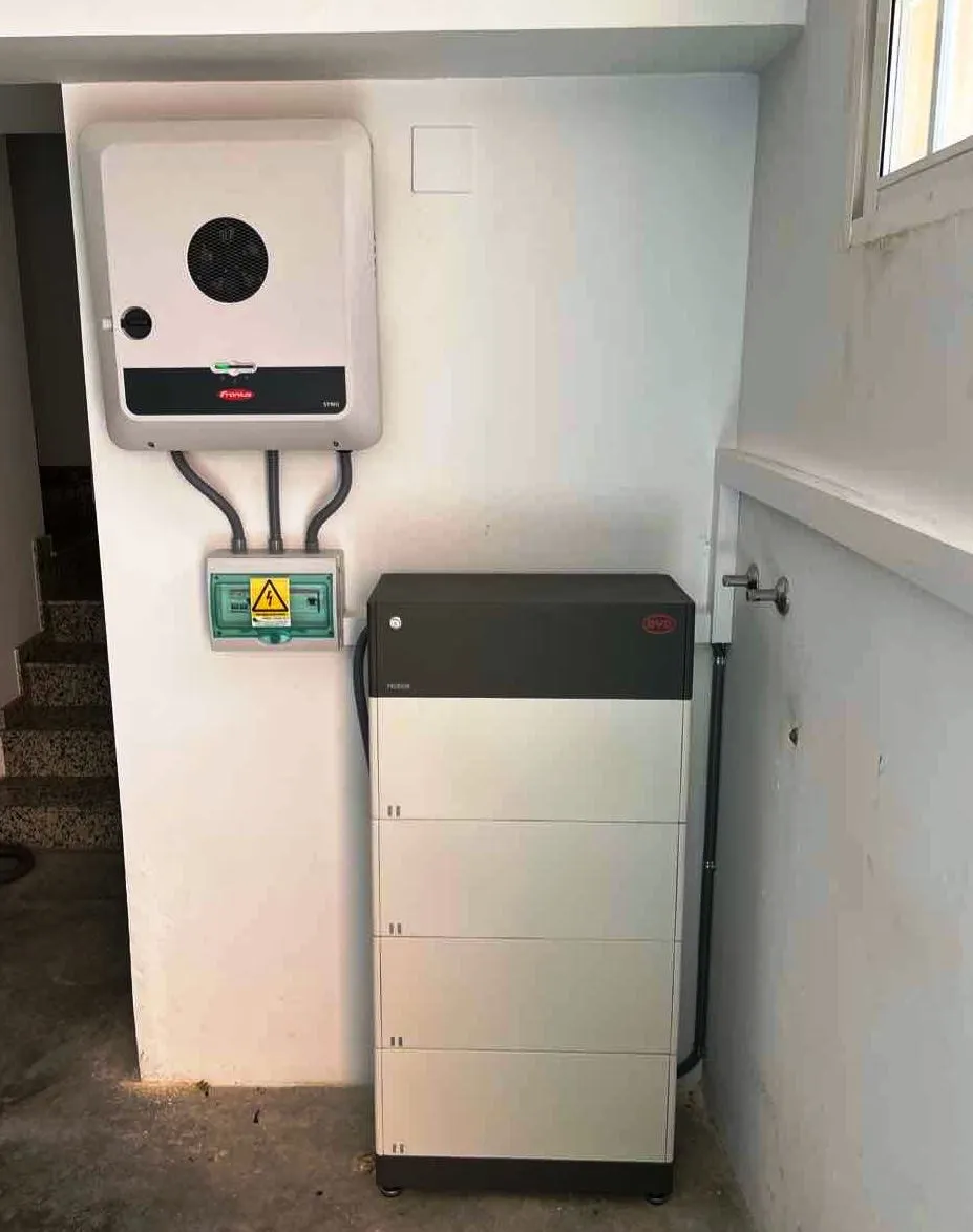 Instalación de autoconsumo con batería de litio