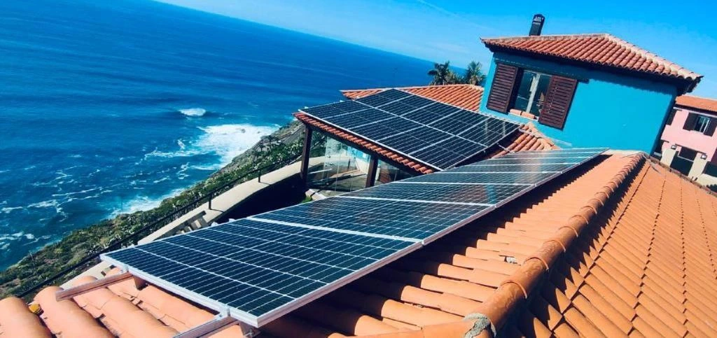 Instalación de placas fotovoltaicas para aprovechar la energía solar