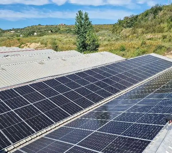 Instalación de paneles solares para autoconsumo en un taller de Coria