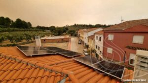 Instalación de placas solares para autoconsumo en una vivienda de Acebo, Cáceres