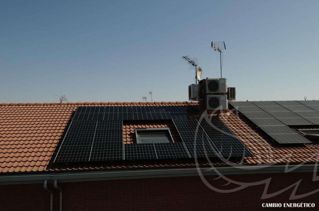 Instalación de paneles solares para autoconsumo en una vivienda de Paracuellos de Jarama