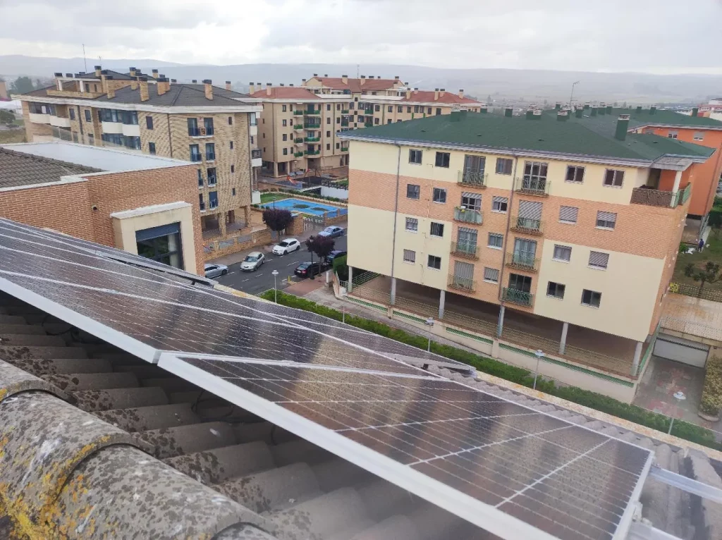 Imagen de una instalación fotovoltaica en una Comunidad Energética