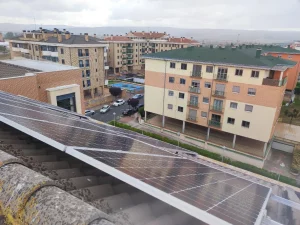 Imagen de una instalación fotovoltaica en una Comunidad Energética