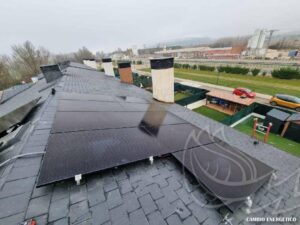 Instalacion de placas solares para autoconsumo en una casa de Villamuriel de Cerrato, Palencia