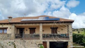 Instalación de paneles solares en una casa de Ávila