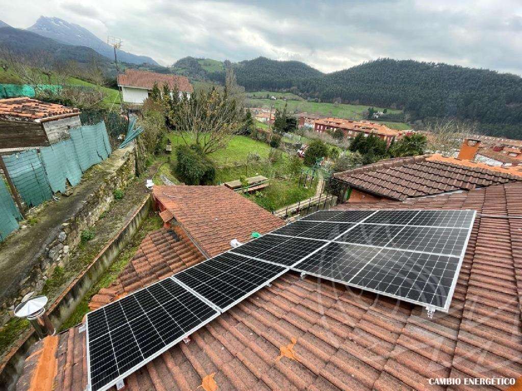 Instalación de placas solares en una casa de Gibaja, Cantabria