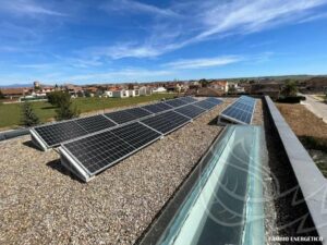 Instalación de paneles solares en una vivienda de Madrid