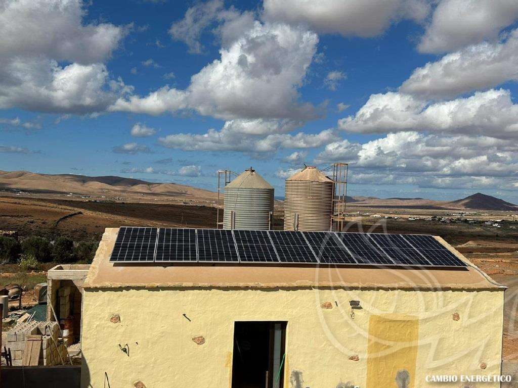 Instalación de paneles solares en una vivienda de Las Palmas