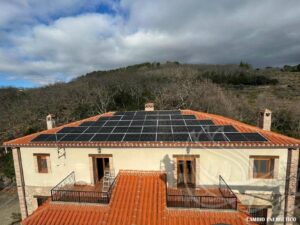 Instalación de paneles solares en una casa de Cáceres