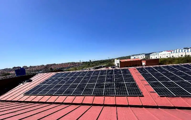 Instalación de placas solares en una industria de estructuras metálicas de Coria