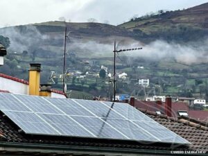 Instalación de placas solares en una vivienda de Asturias