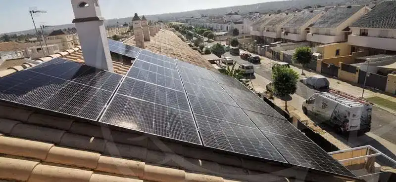 Instalación fotovoltaica realizada en un tejado residencial de Sevilla