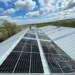 Instalación de placas solares con sistema antivertido en una industria