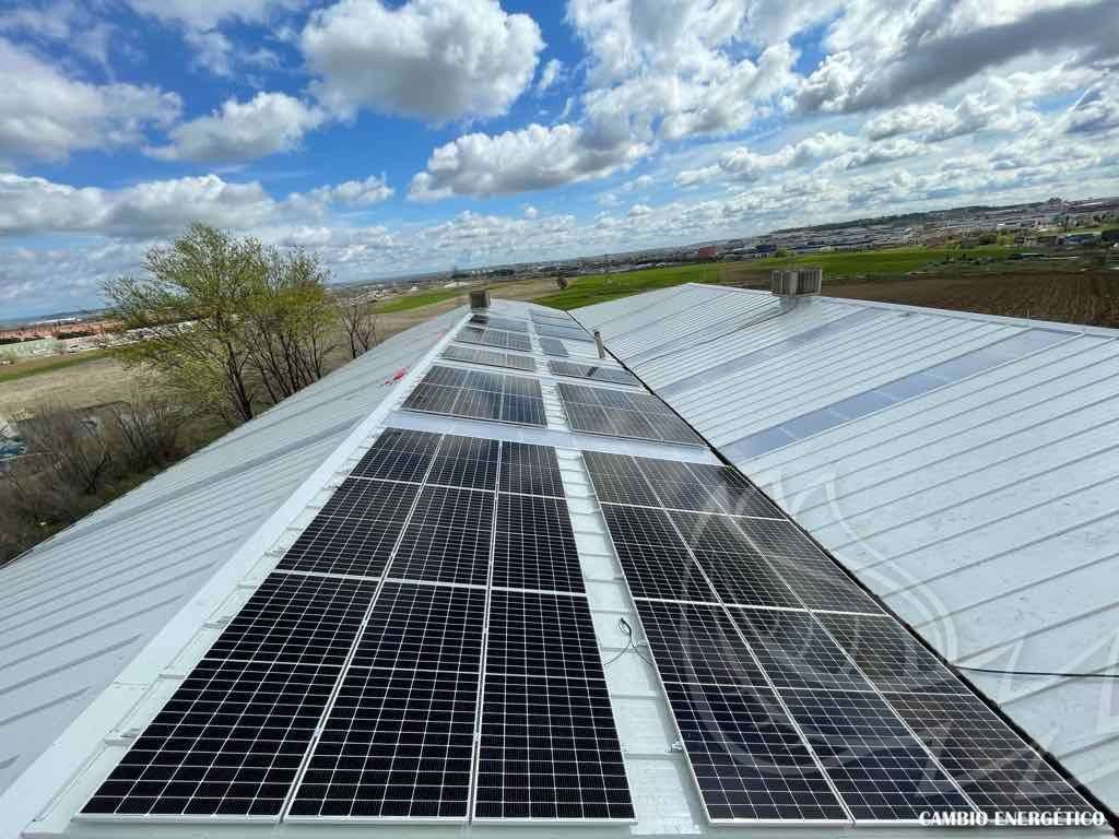 Instalación de placas solares con sistema antivertido en una industria