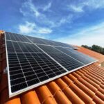 Instalación de placas solares en una vivienda de obra nueva
