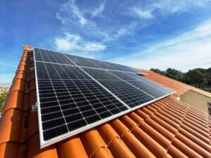 Instalación de placas solares en una vivienda de obra nueva