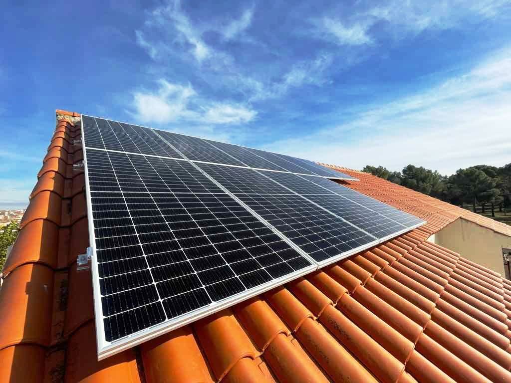 Instalación de placas solares en una vivienda de obra nueva