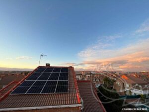 Instalación de paneles solares para autoconsumo en una vivienda de Arroyomolinos, Madrid