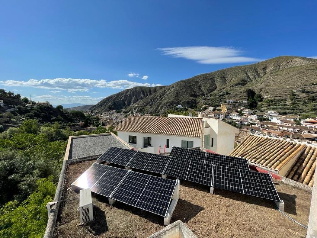 Instalación de placas solares en una vivienda de Monachil, Andalucía
