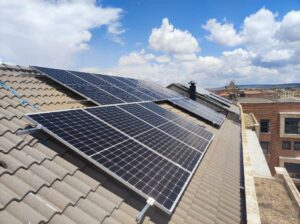 Instalación de paneles solares en una vivienda de Ávila