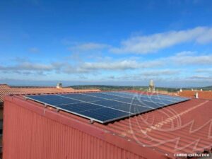 Instalación de placas solares en una vivienda de Mirabel, Cáceres