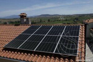 Instalación de paneles solares en una casa de Galisteo, Cáceres